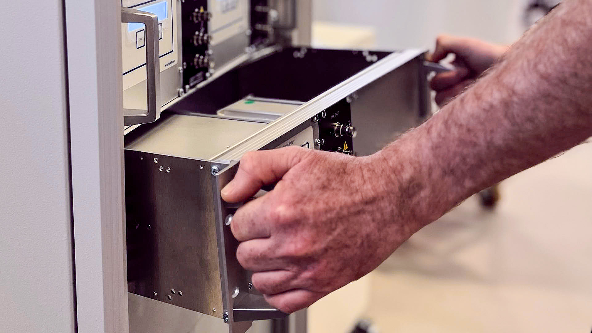 Scandiflash UPS-IP Series 2U vacuum protection for Flash X-ray systems.